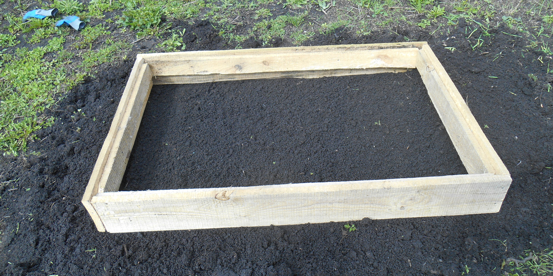 Простой парник под оконной рамой: сеем рассаду