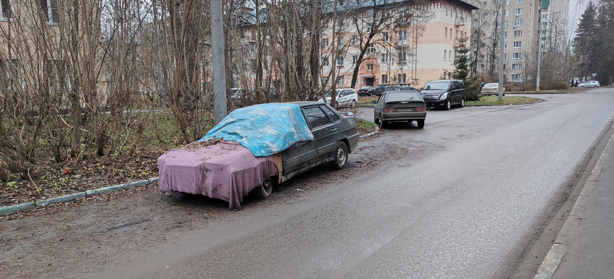 Брошенные машины стоят годами на автомобильной дороге.