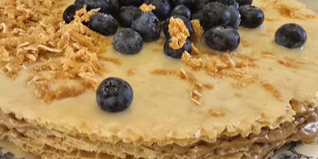 Вафельный торт с вареной сгущенкой.