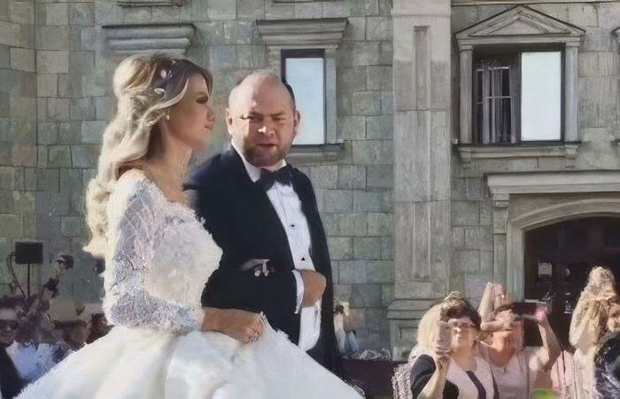    Торжественный момент: Алёна Краснова в день свадьбы с отцом Борисом Красновым.