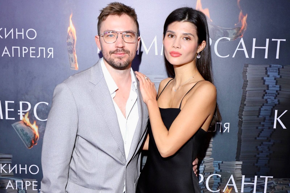     Обнимал молодую жену на красной дорожке: Александр Петров и Виктория Антонова появились на премьере в Москве