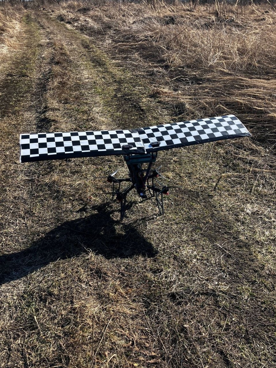 Экспериментальный дрон с крыльями 