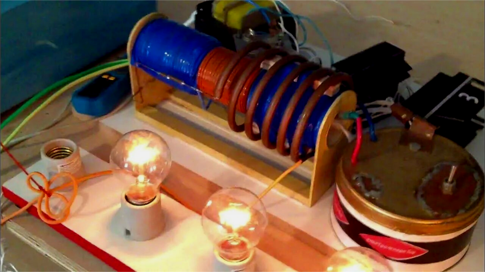 В основе — какие-то вариации на тему трансформатора Теслы, катушки, и обязательная подача электроэнергии для первого запуска