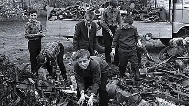 Школьный сбор металллолома. СССР