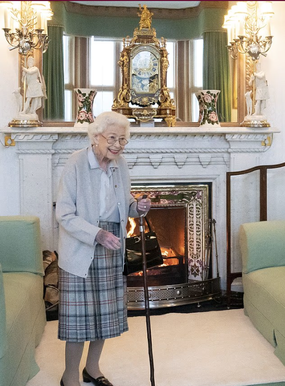 Фотография сияющей королевы с посохом в руке, стоящей на ногах, в кардигане и балмораловой клетчатой ​​ткани перед камином, станет последним изображением Елизаветы II, когда-либо сделанным.