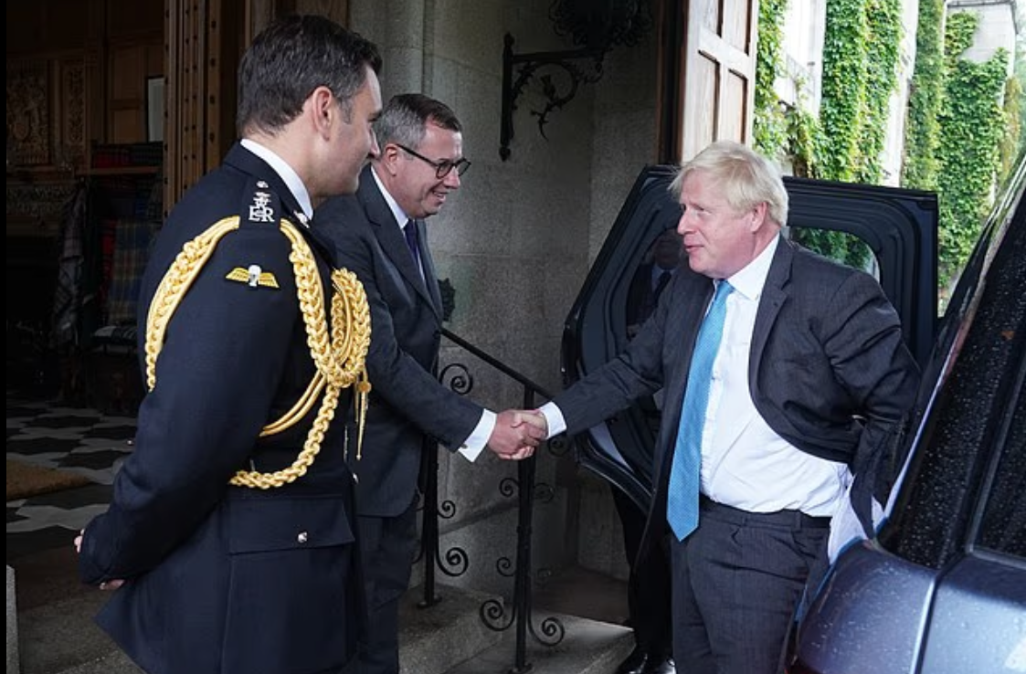 Джонсон прибыл в Балморал незадолго до полудня 6 сентября, чтобы подать в отставку, пробыл там около 15 минут и уехал. Час спустя Трасс прибыл, чтобы быть назначенным 15-м британским премьер-министром за время правления королевы.