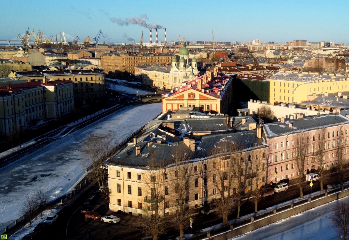 Вид от пересечения каналов Грибоедова и Крюкова