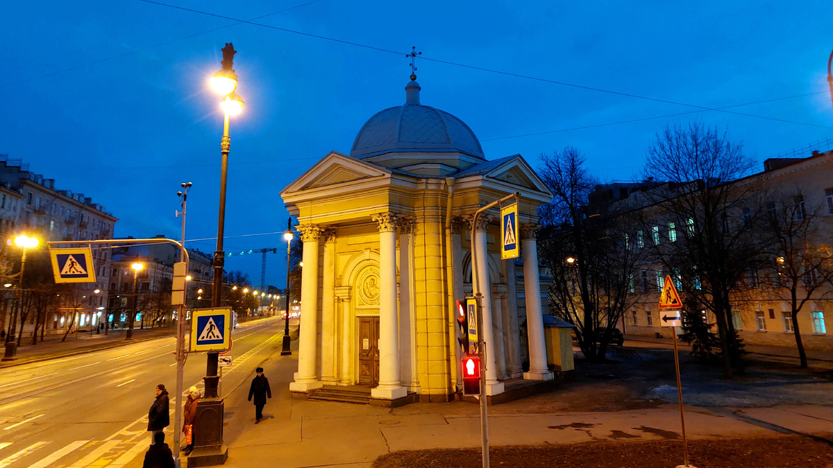 Часовня в сумерках. На заднем плане справа бывшие казармы Финляндского полка