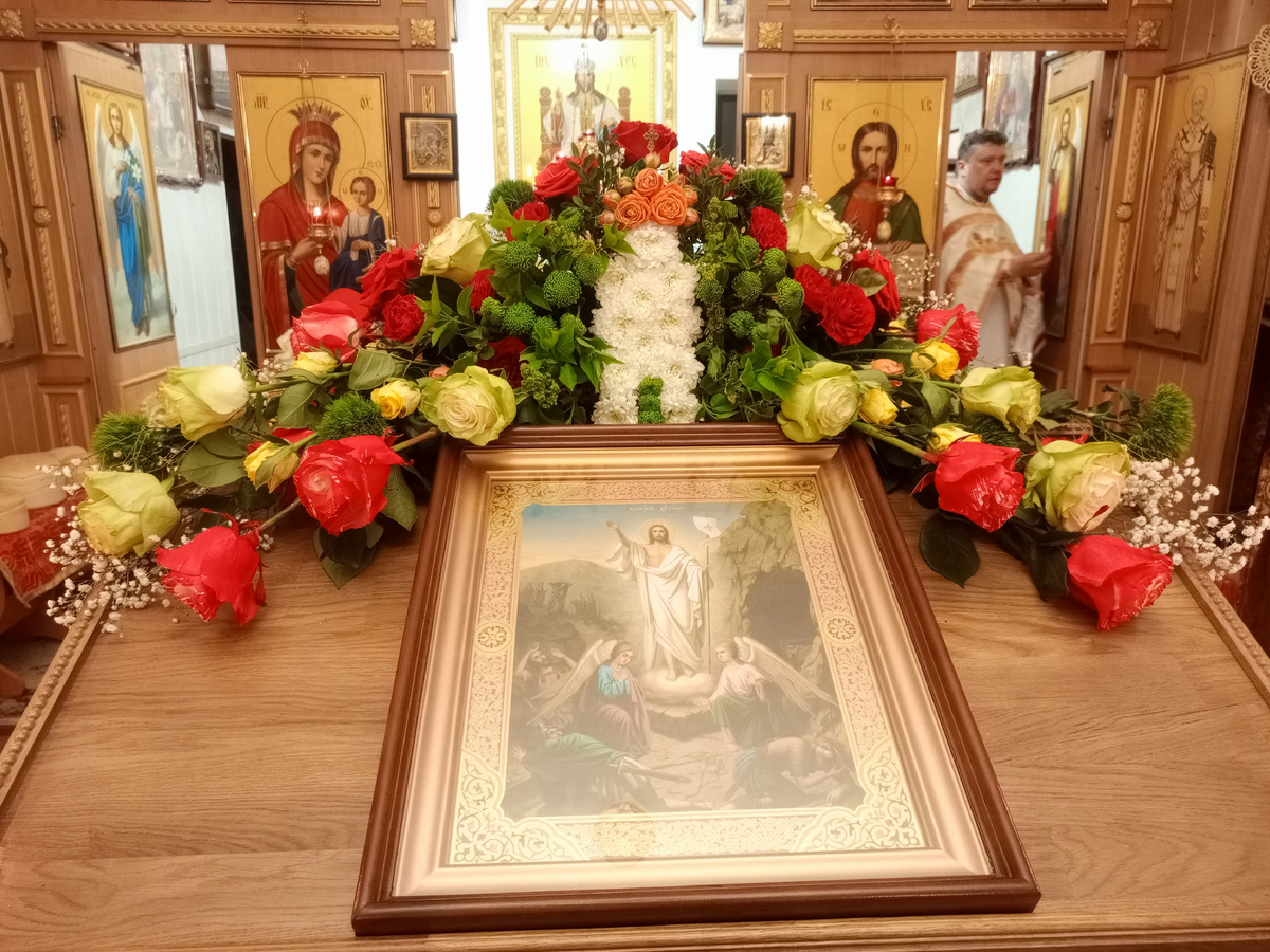 Мы опять были на ночной службе. Даринка выдержала до 2 часов ночи, а потом заснула на руках у папы. 