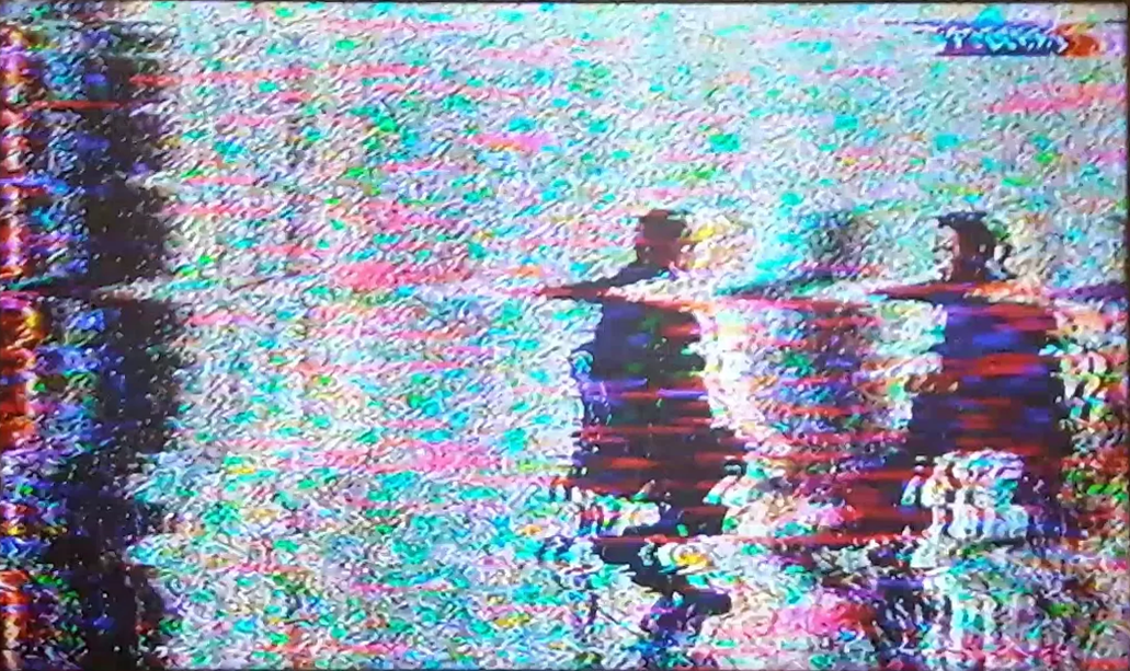 Помеха (даже такая сильная, как на фото) не вырубает аналоговое ТВ полностью, не фризит его, а временно ухудшает его качество, сохраняя непрерывность восприятия информации