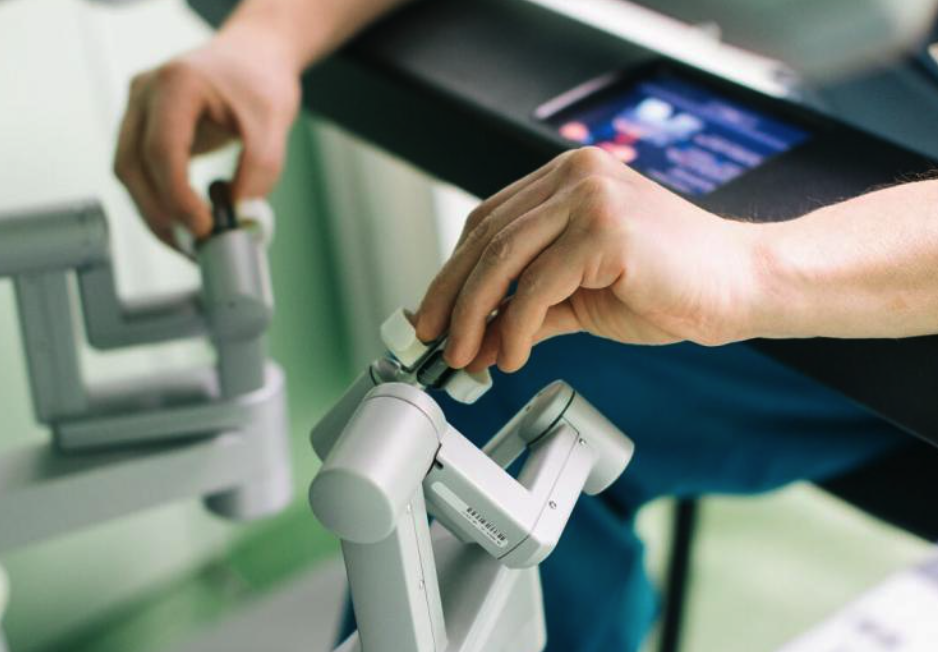 Движения врача при помощи специальных "джойстиков" передаются на руки робота (консоль пациента).