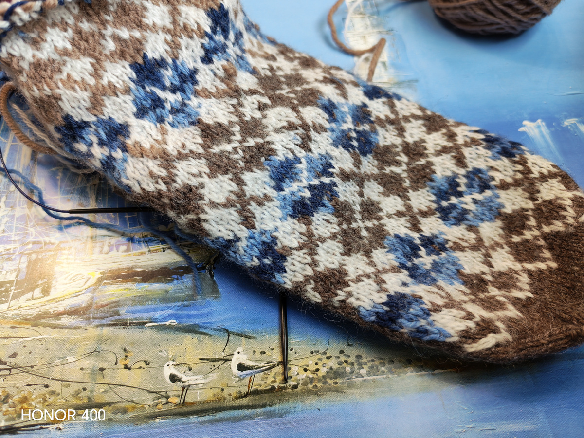 Связала один носок.