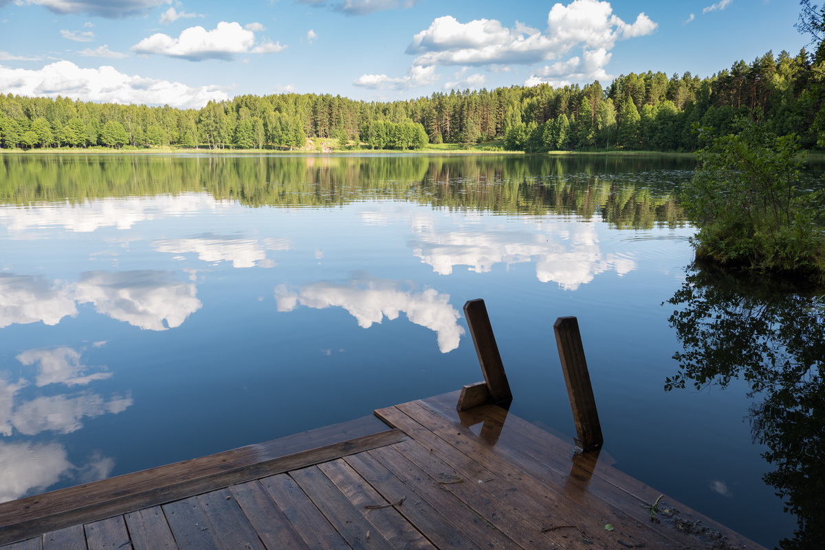 Вид на озеро с мостков. Фото Liora137 сайта https://commons.wikimedia.org