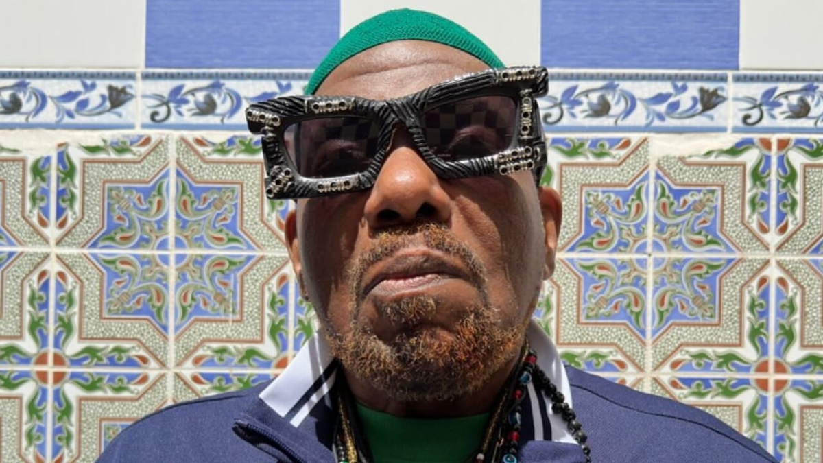 Именно Бамбаатаа первым ввел в обиход массивные украшения и сформировал образ рэпера-фантазера, который говорит больше, чем делает.