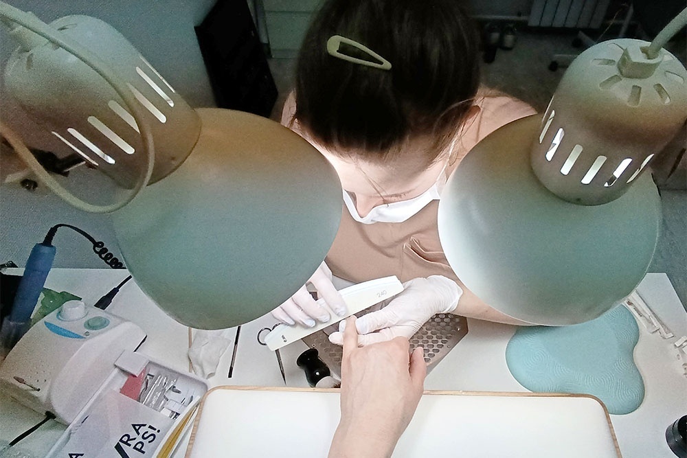    Один маникюрный салон каждый день принимает почти полсотни москвичек. / Александр Корольков