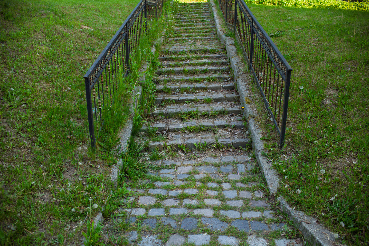 Лестница ведёт на вал за защитным рвом.
