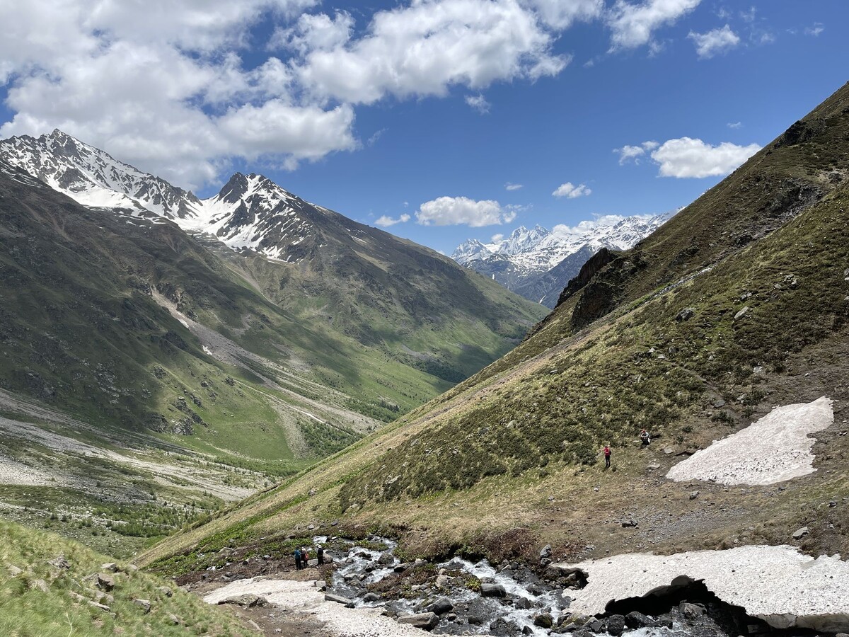 Это фото показывает, какого примерно размера была Ушба вдалеке на горизонте.