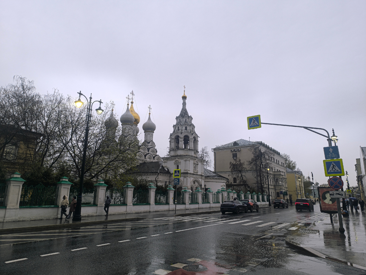 По Большой Ордынке.