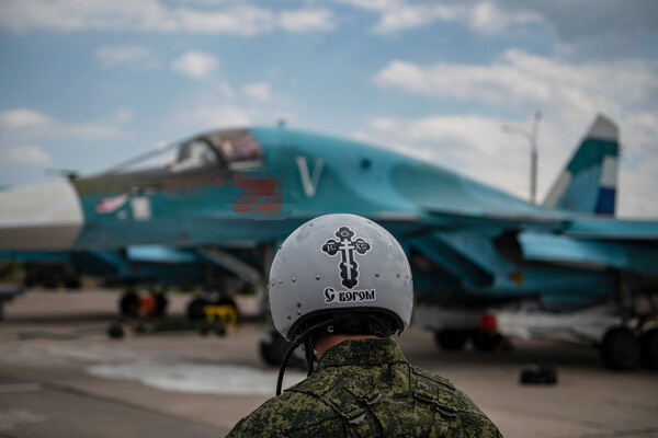 Пилот истребителя-бомбардировщика Су-34 ВКС РФ на аэродроме в зоне проведения спецоперации / Валентин Капустин/РИА «Новости»   📷