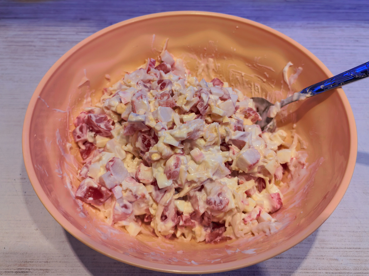 Придумала вкусный диетический салатик. Крабовые палочки, томаты, яйцо, сыр. Заправка майонез со сметаной. Фантазировать пришлось после Пасхи, чтобы яйки в дело пустить. Получилось👍 