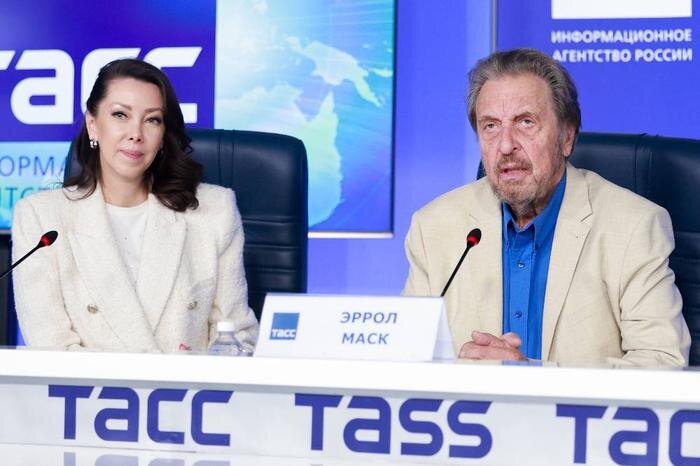 Горева и Маск-старший провели пресс-конференцию, на которой сообщили о желании 50 фермеров из ЮАР переехать в Россию. Фото © ТАСС / Александр Щербак