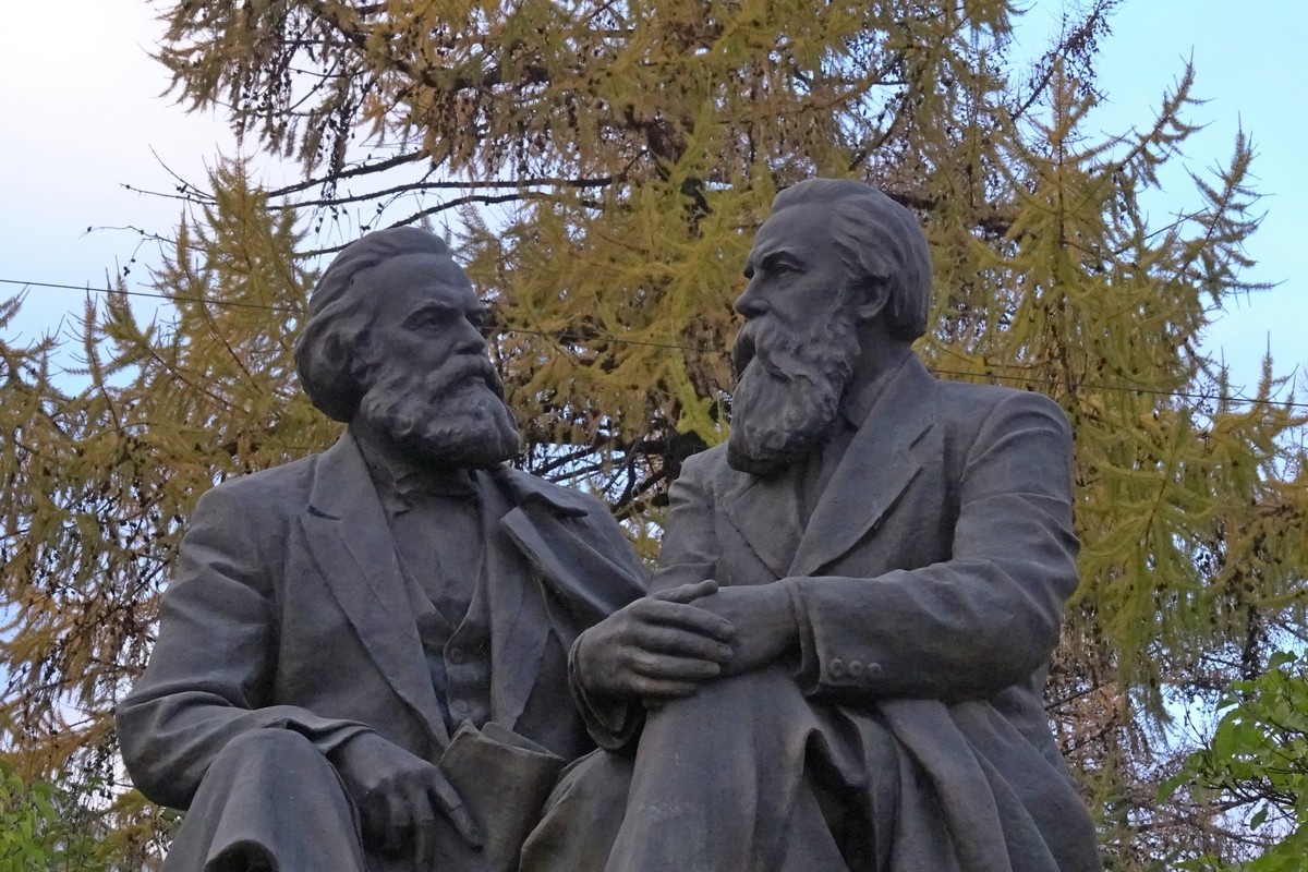    Памятник Марксу и Энгельсу в Петрозаводске. Фото: "Республика"/Максим Смирнов