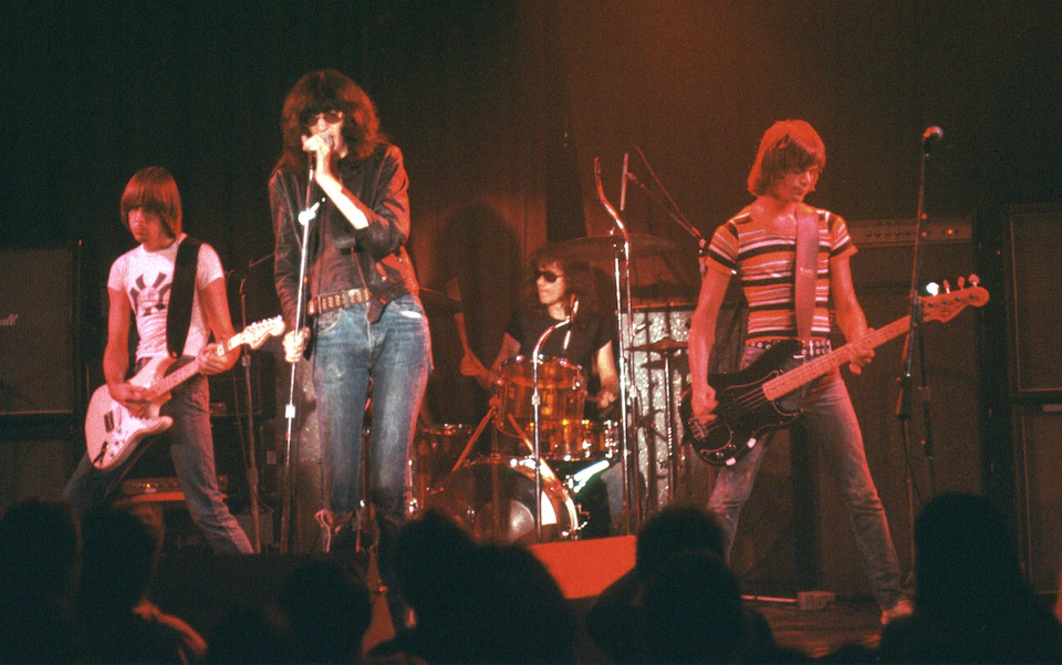 Классический первый альбом Ramones, состоящий из 14 песен, длился 29 минут и был записан за одну неделю за 6400 долларов. Фото: Michael Ochs Archives/Getty Images