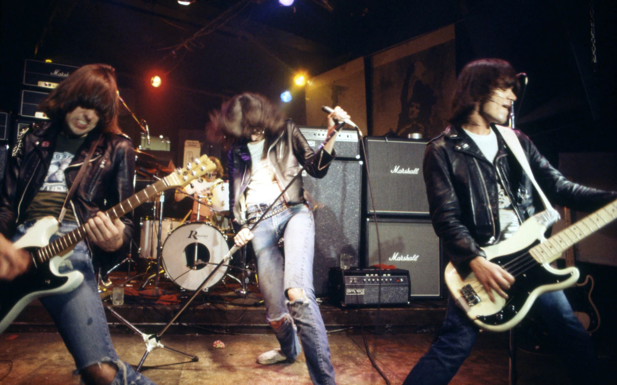 Отрываемся по полной в Нью-Йорке в 1976 году, слева направо: Джонни Рамон, Джои Рамон, Ди Ди Рамон. Фото: Redferns