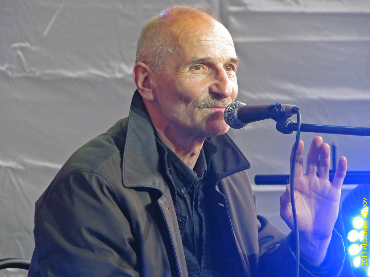 Петр Мамонов представляет свою книгу «Закорючки» на фестивале BookMarket-2011. ЦПКиО им. М. Горького, 10 сентября 2011 г.