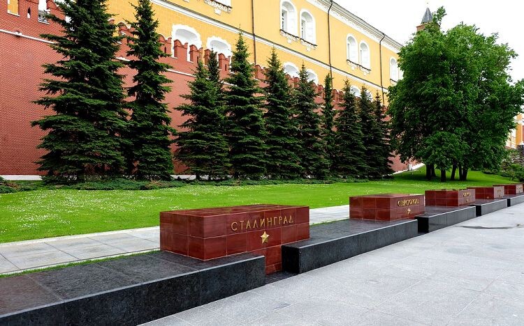 Аллея городов-героев у Кремлевской стены в Александровском саду. Москва. В каждой из стелл хранится капсула с землёй, привезённая с мест боёв или захоронений. Фото из открытых источников.