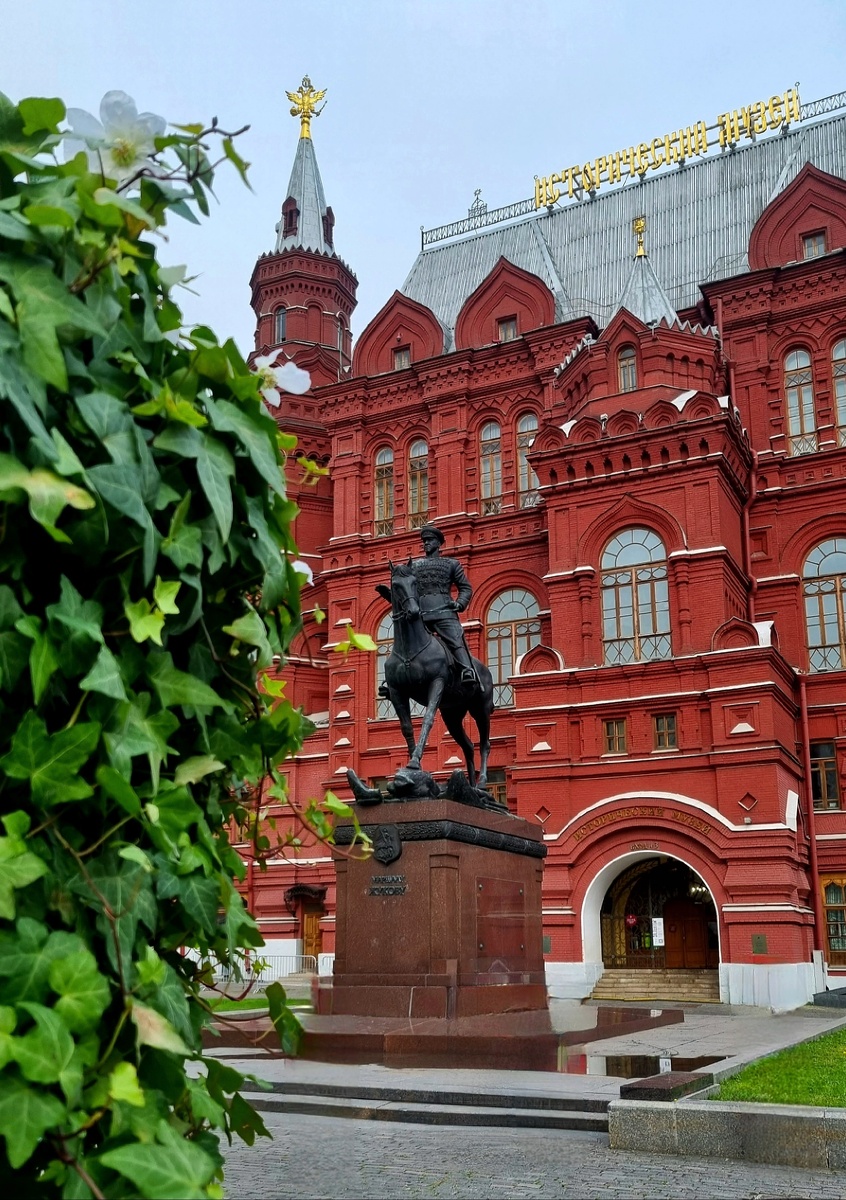 Памятник Георгию Константиновичу Жукову на Манежной площади. Москва.