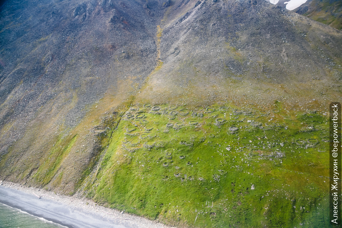 Вид с вертолета на руины Наукана. Каждое каменное кольцо - фундамент нынылю, полуземлянки из китовых костей и камня. Поселок существовал более 2000 лет. Фото: Алексей Жирухин @bepowerback