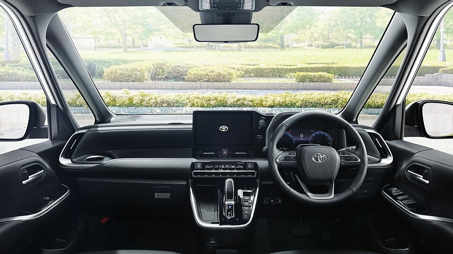    На фото: салон обновлённого минивэна Toyota Noah