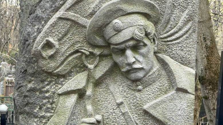 Могилы знаменитостей. Ближайший друг Есенина, киноактер Петр Глебов и другие замечательные личности родившиеся 14 апреля