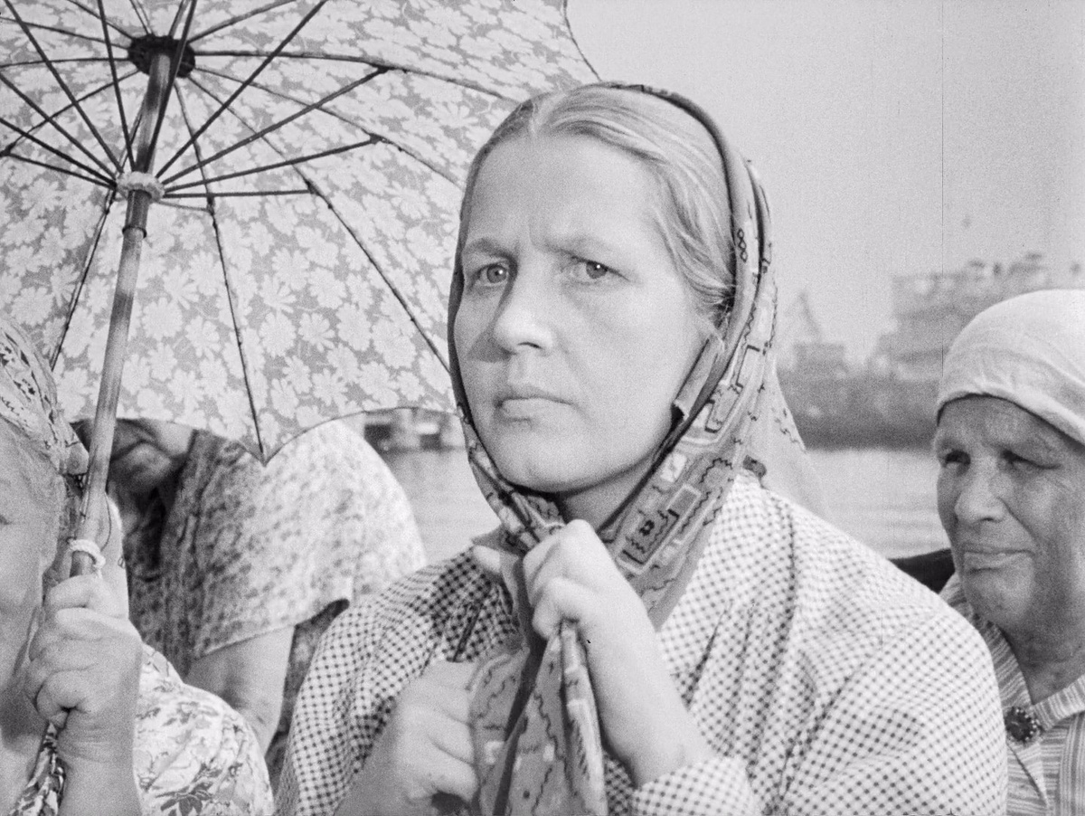 Злодейка заявлена еще в прологе. К/ф «Тучи над Борском».