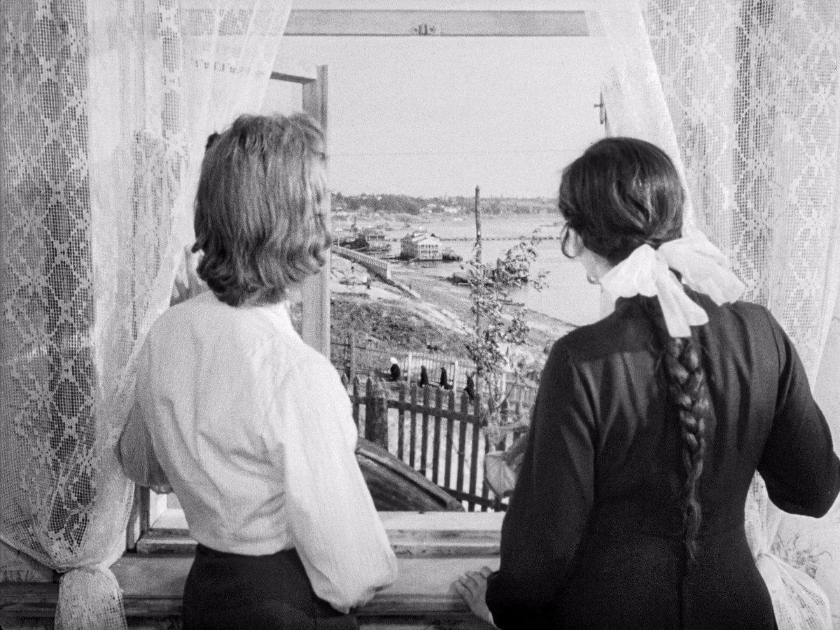 Сцена с проходом сектанток создает саспенс. Кадр из к/ф «Тучи над Борском».