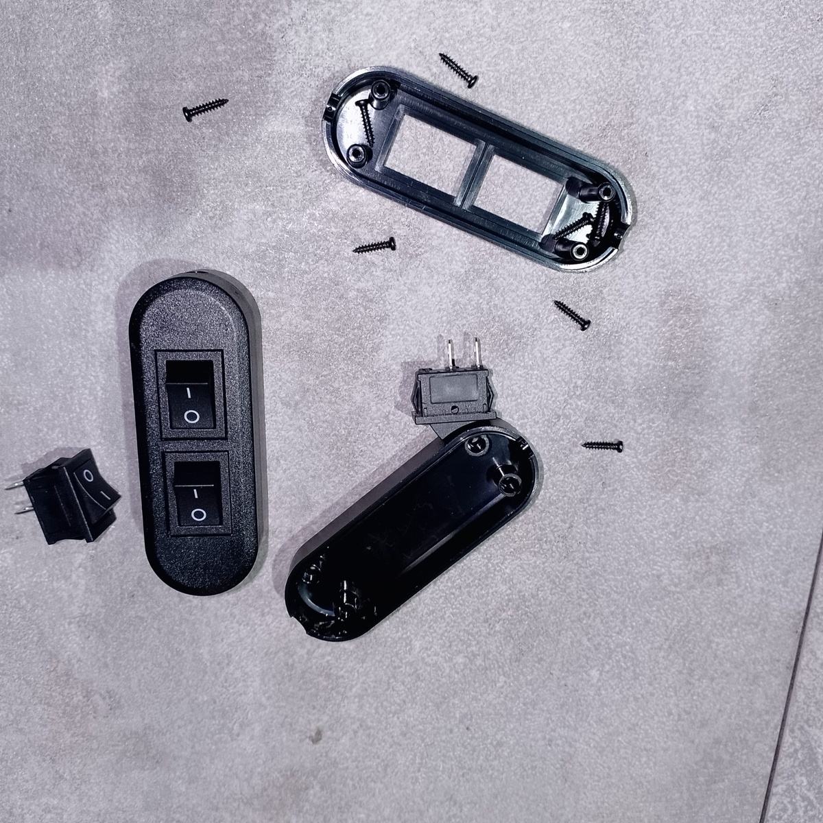     Вид изнутри: площадки под защёлки и винтовые стойки