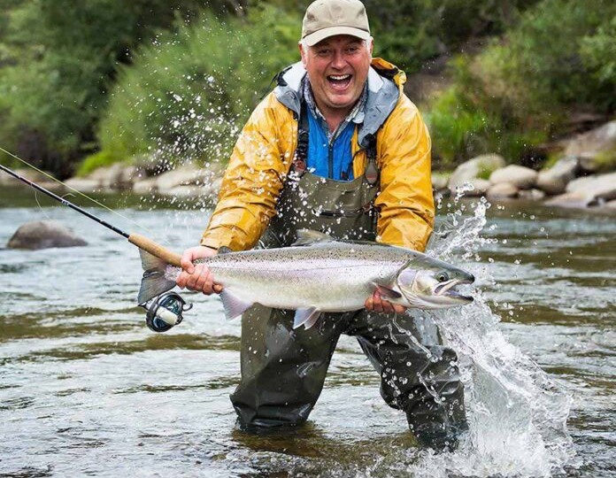 Вишнёвый лосось идёт по графику: где, когда и на что ловить симу в этом году