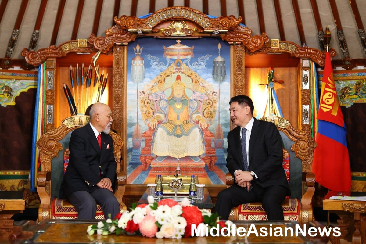 слева: Йохея Сасакава и Хүрэлсүх Ухнаа