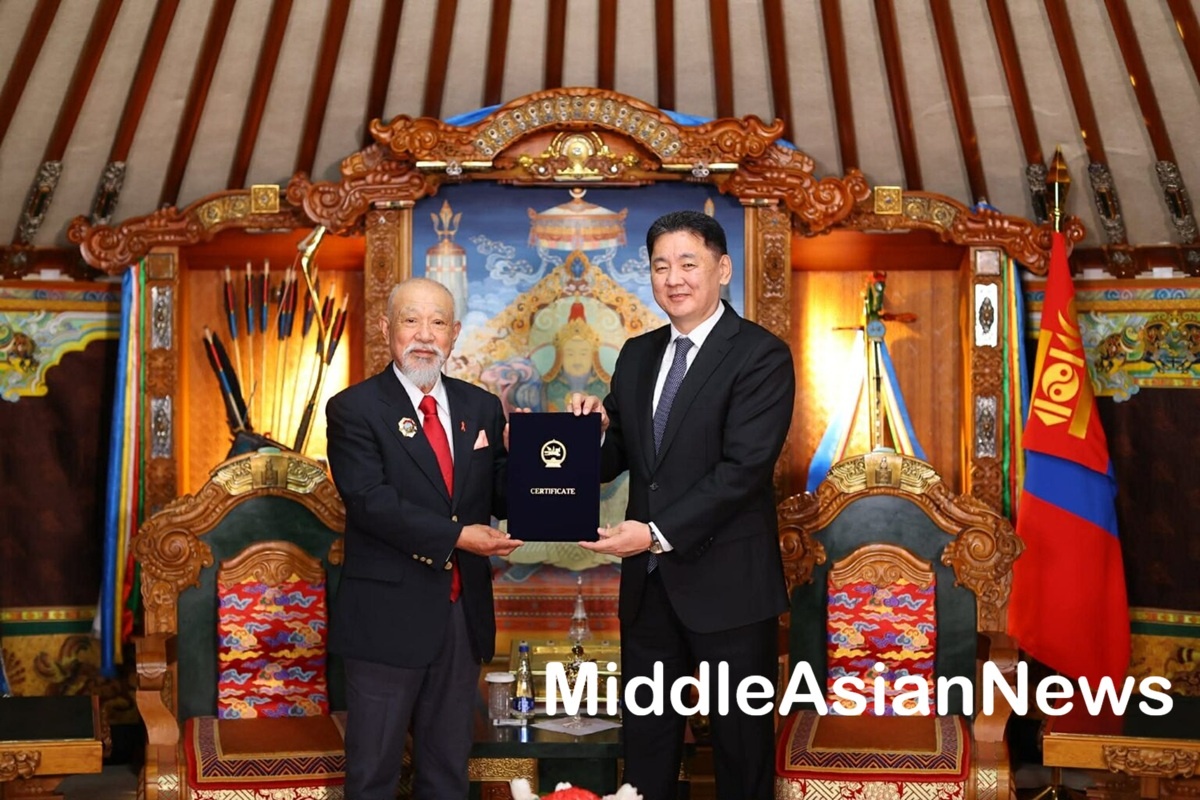 слева: Йохея Сасакава и Хүрэлсүх Ухнаа