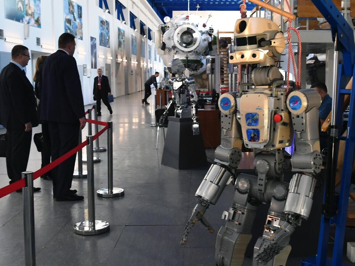    Антропоморфный робот SKYBOT F-850 "Фёдор", представленный на конференции "Пилотируемые полёты в космос" в Центре подготовки космонавтов | © РИА Новости / Михаил Воскресенский