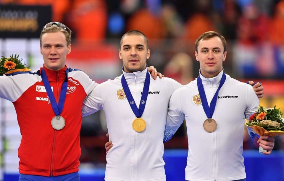    Виктор Муштаков - бронзовый призёр чемпионата мира-2019 на дистанции 500 метров, в центре Руслан Мурашов - чемпион, слева норвежец Ховар Лорентсен - серебряный призёр. Фото: Getty Images