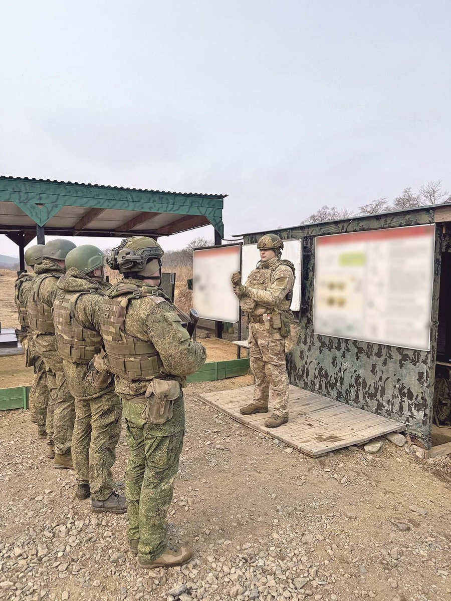 Морские пехотинцы Тихоокеанского флота на инструктаже на полигоне Бамбурово