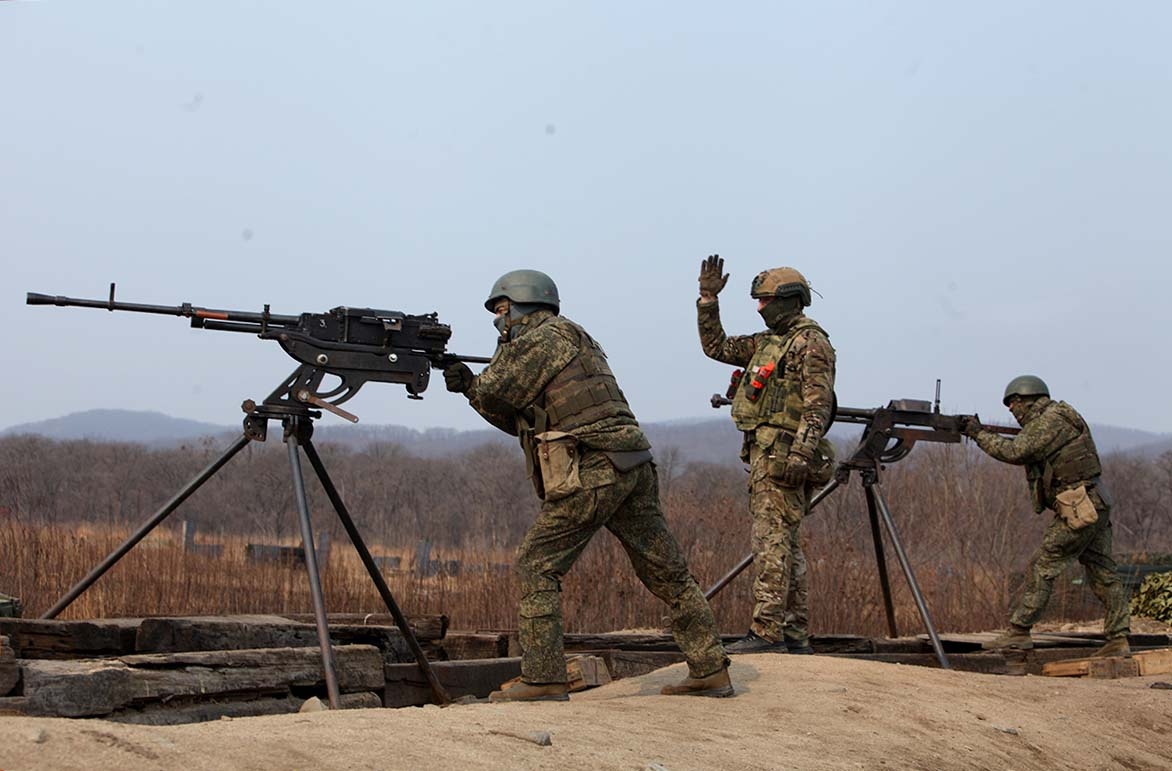 Гвардейцы-тихоокеанцы на учебной позиции полигона Бамбурово отрабатывают стрельбу из пулемёта