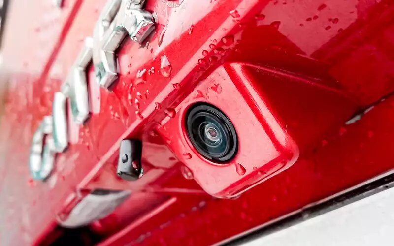 Самостоятельно собранный комплект: эффективен, почти незаметен, но подходит на немногие машины.омыватель внешней камеры
📷
