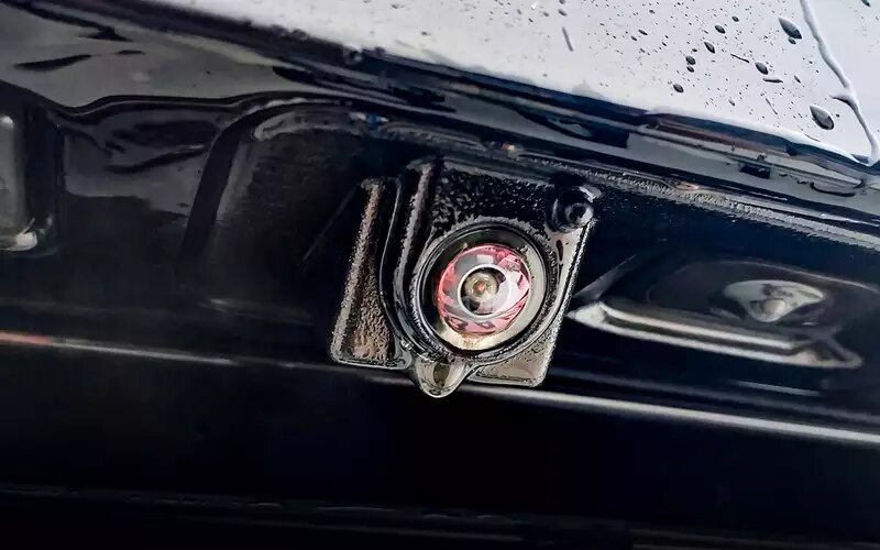 Миниатюрная форсунка незаметна, если не смотреть буквально в упор.омыватель внешней камеры
📷
