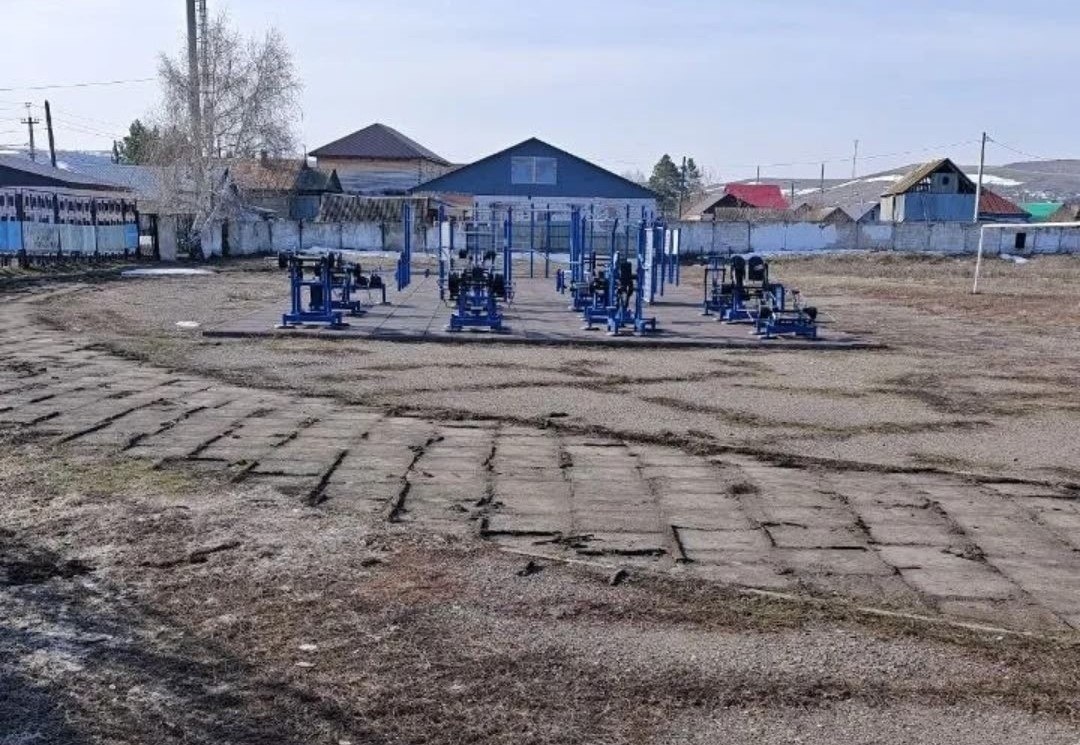    В Кувандыке на стадионе убрали резиновое покрытие, а новое появится не ранее 2027 года