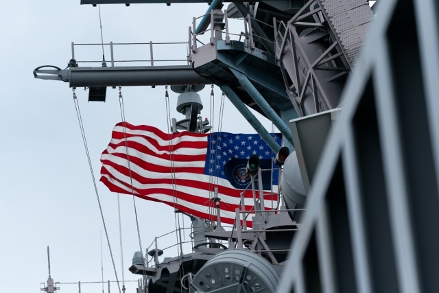     Американский флаг на корабле ВМС США    
The White House