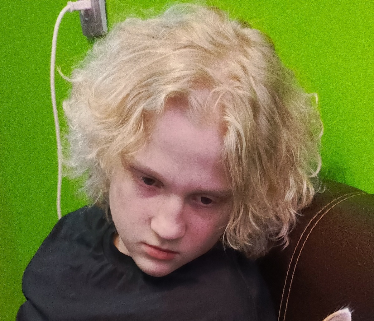 Мне его внешность без очков тоже привычнее. И когда кудри не дыбом, тоже больше нравится, но "мама, ты ничего не понимаешь!" 😏