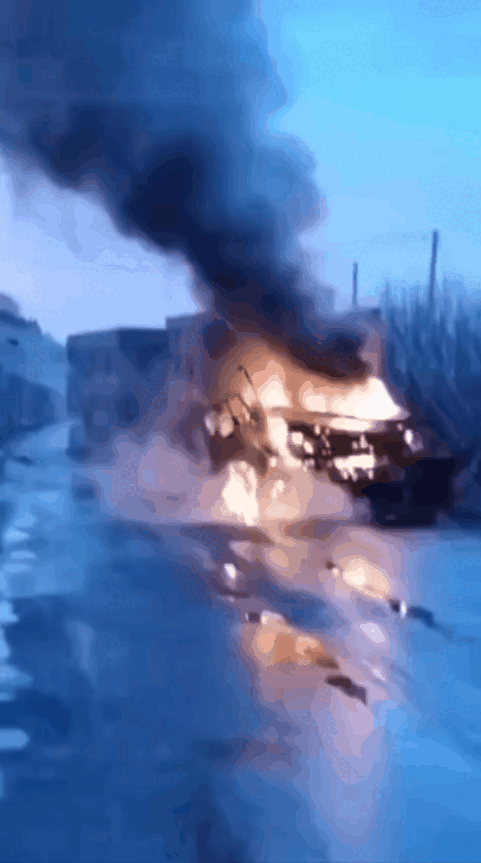    Прилёт дрона/РСЗО по логистике противника. Окрестности Глухова Сумской области. Видео: "Хроники Гераней"